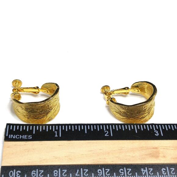 Vintage Goldette Gold Leaf Hoop Earrings 1960s Clip Screw Back Signed - Picture 7 of 10